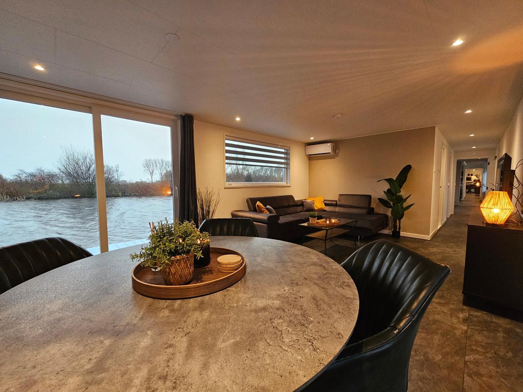 Luxe Woonboot In De Natuur Evt Met Console Bootje! Leeuwarden Zewnętrze zdjęcie
